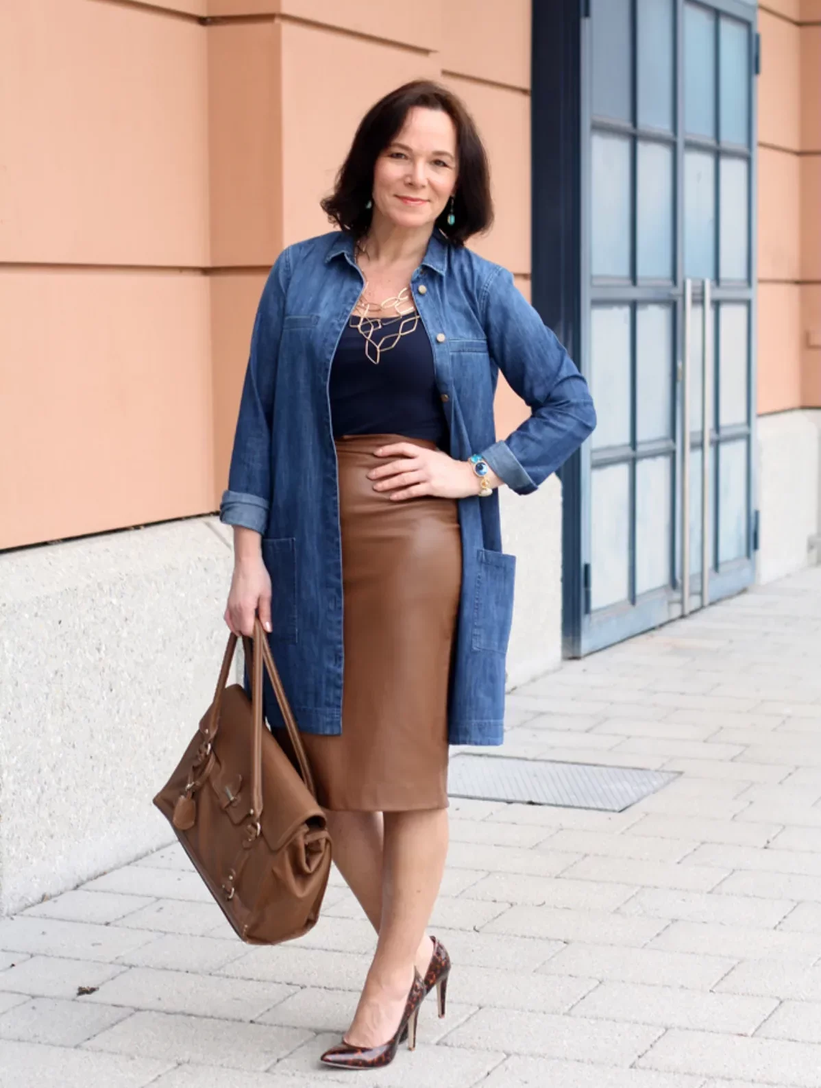look denim femme 50 ans avec veste en hean jupe et sac à main cuir marron