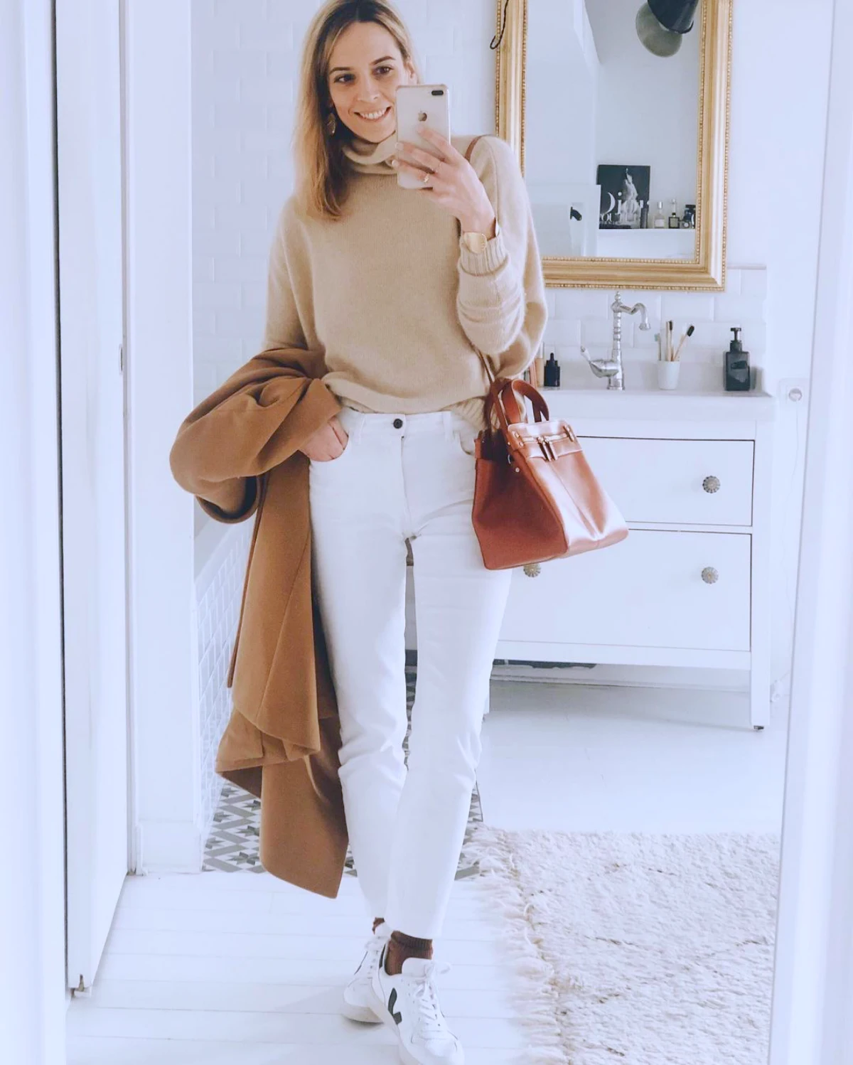 look femme automne jean blanc pull marron baskets