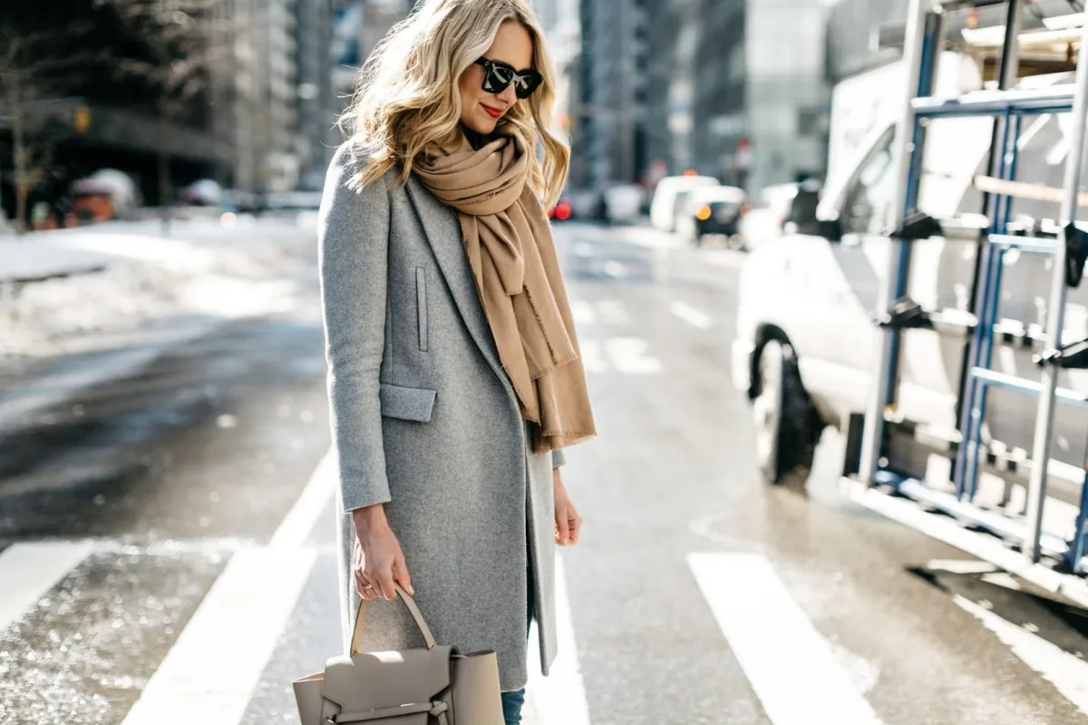 manteau en laine gris clair echarpe beige sac a main