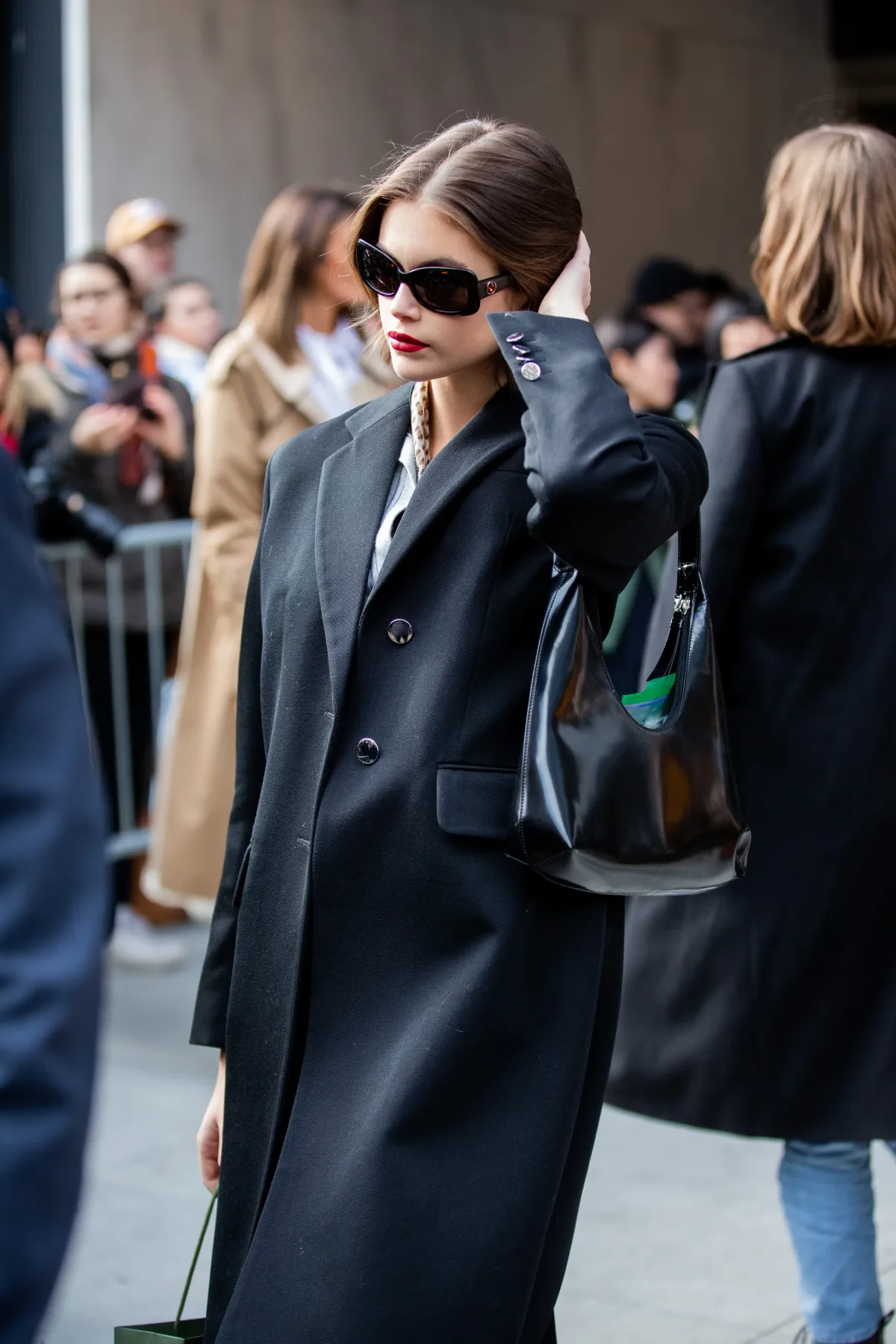 manteau en laine noir elegant lunettes de soleil noires