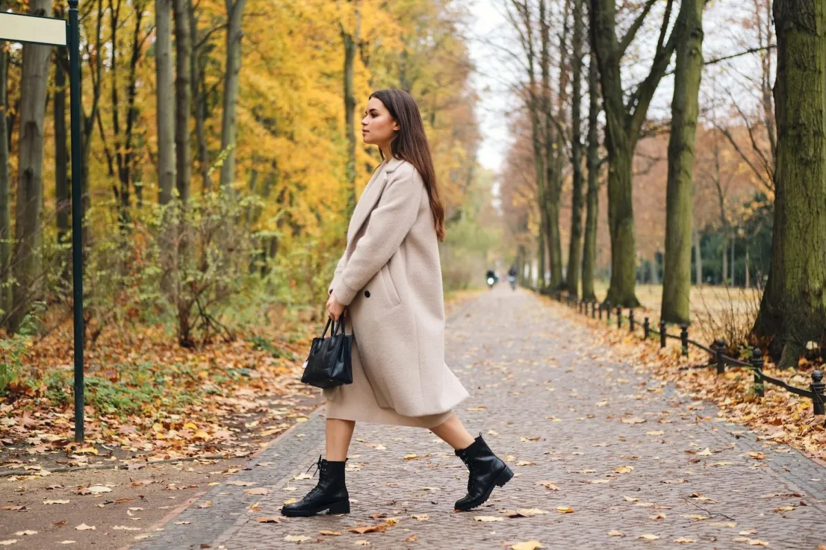 manteau long beige bottines cuir noir sac tenue automne femme