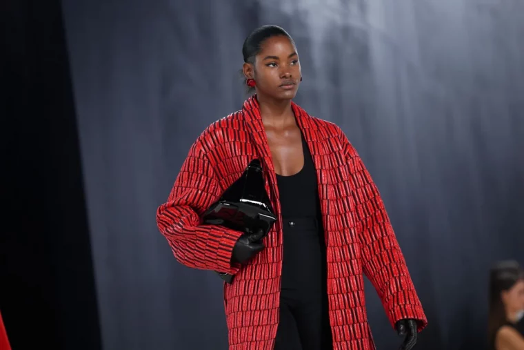 manteau rouge tendance robe noire sac a main noir