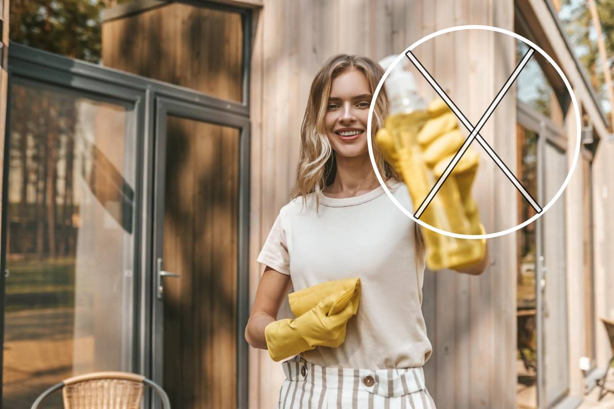 mythes sur le nettoyage de la terrasse femme blonde facade bois spray nettoyant