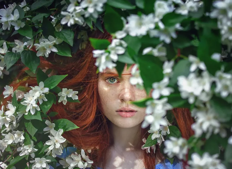 nature arbuste floraison feuilles fleurs blanches cheveux auburn yeux clairs