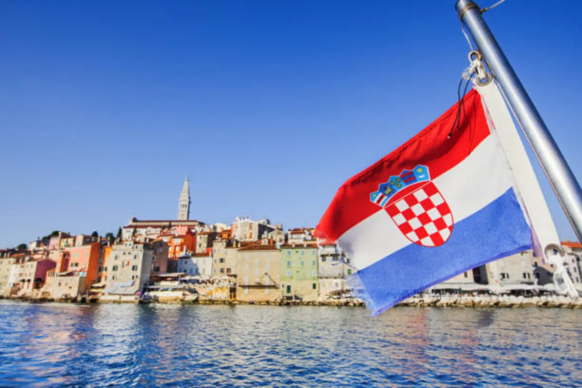 Le drapeau de la Croatie et la mer en vacances