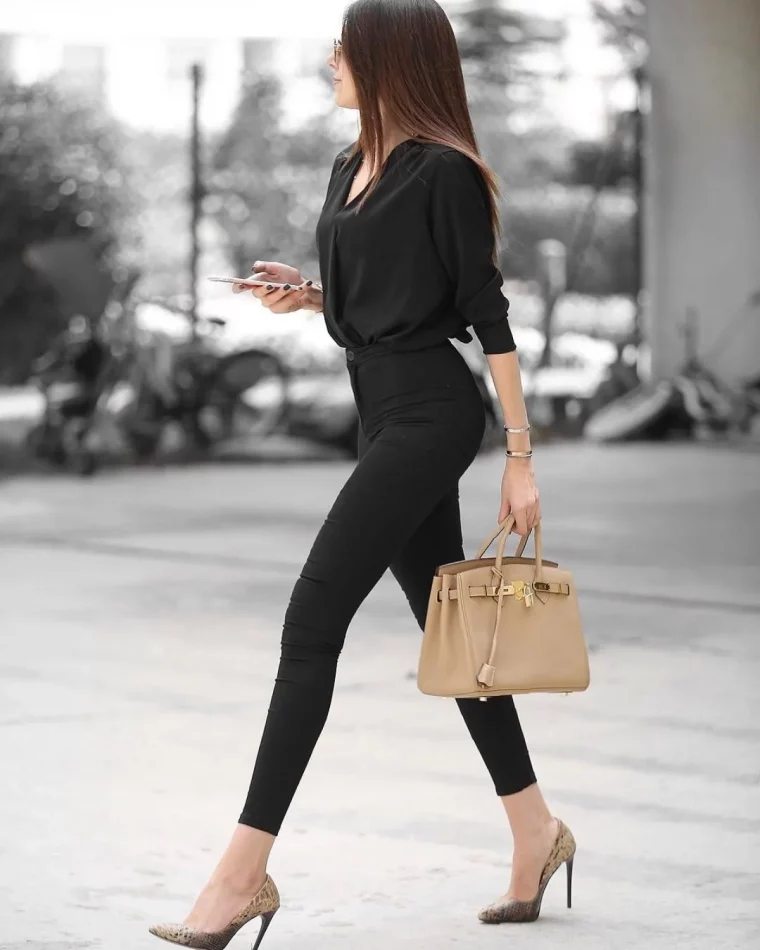 pantalon et top noirs sac a main et escarpins beiges