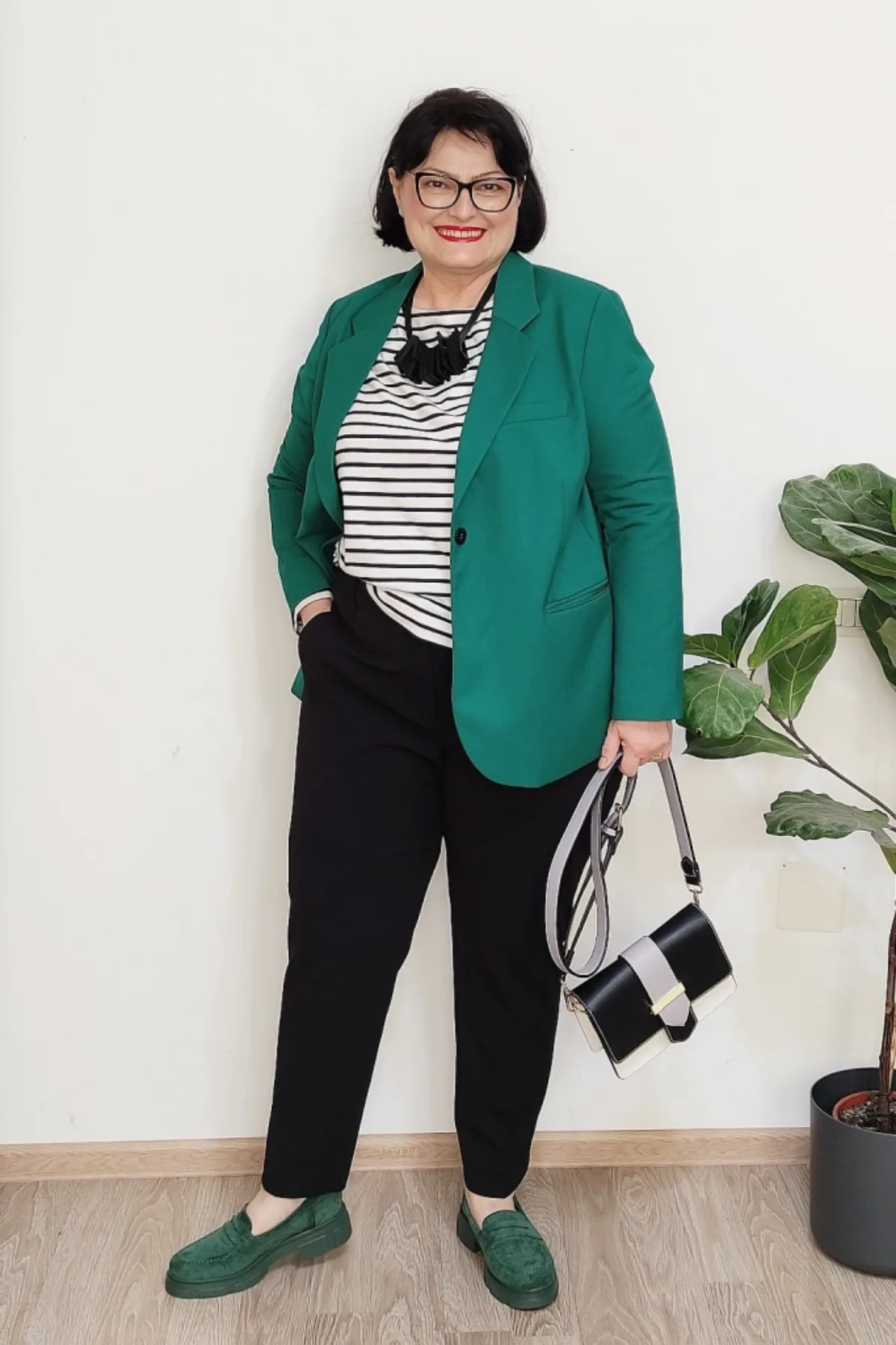 pantalon noir veste verte et matinière tenue pantalon femme ronde 50 ans
