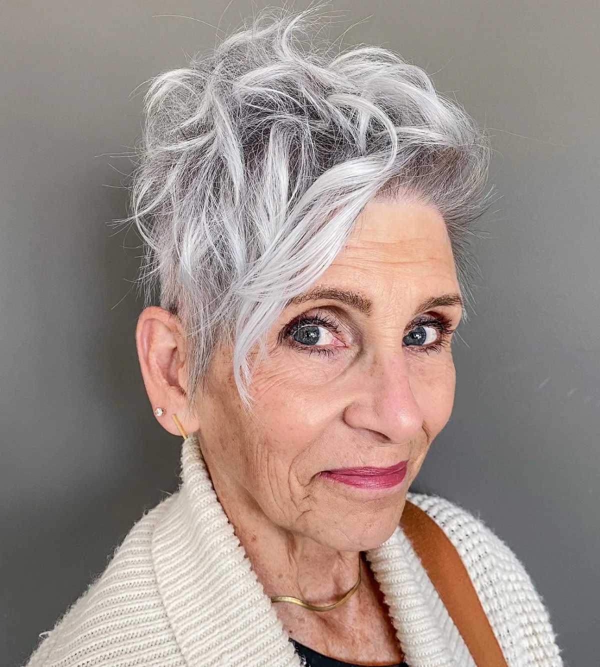pixie décoiffé coupe cheveux gris bouclés décoiffé avec frange asymétrique pixie décoiffé coupe cheveux gris bouclés décoiffé avec frange asymétrique