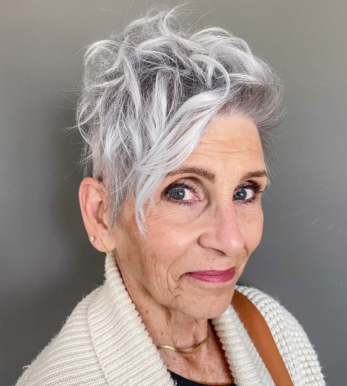 pixie décoiffé coupe cheveux gris bouclés décoiffé avec frange asymétrique