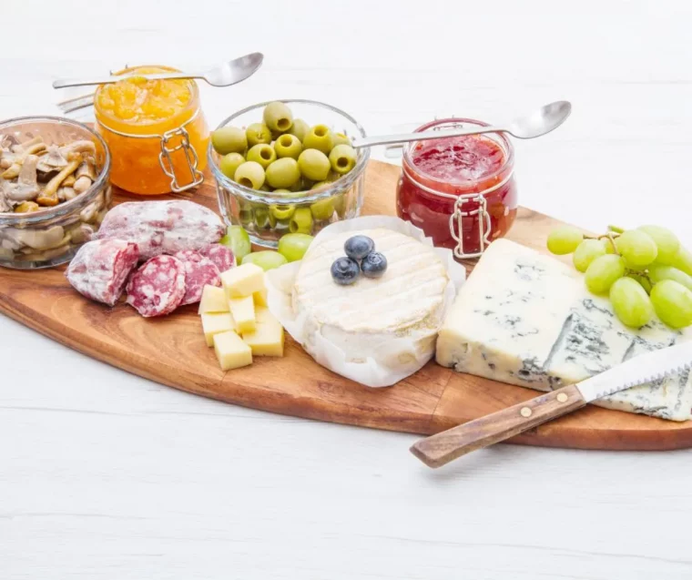 plateau de fromages et confitures avec charcuteries et fruits frais