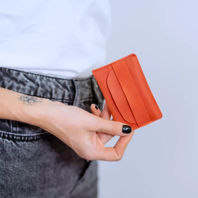 portefeuille couleur orange pour attirer l argent jean et vernis a ongle noir