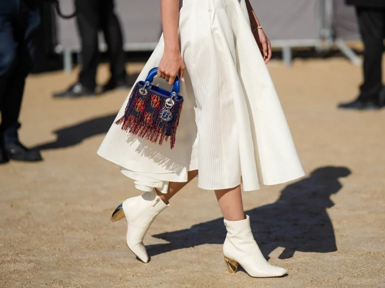 porter des bottines avec une robe blanche sac a main noir