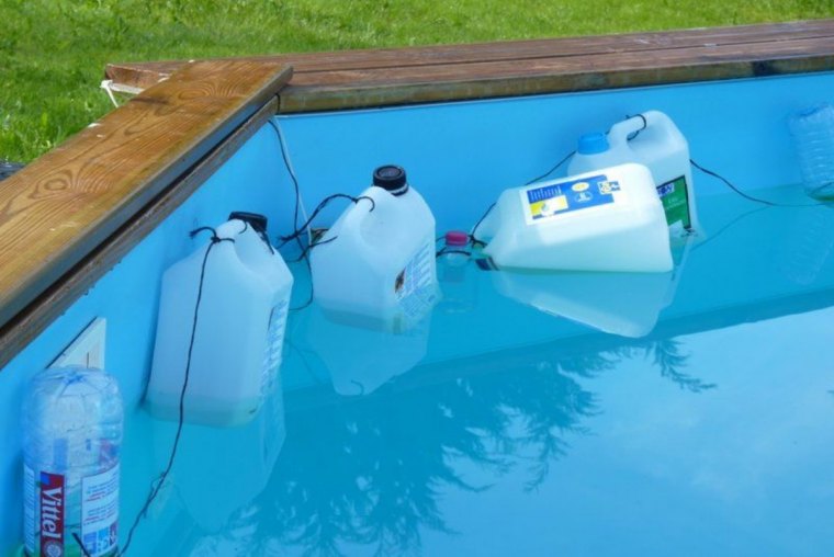 pourquoi doit on mettre des bouteilles deau dans une piscine couv