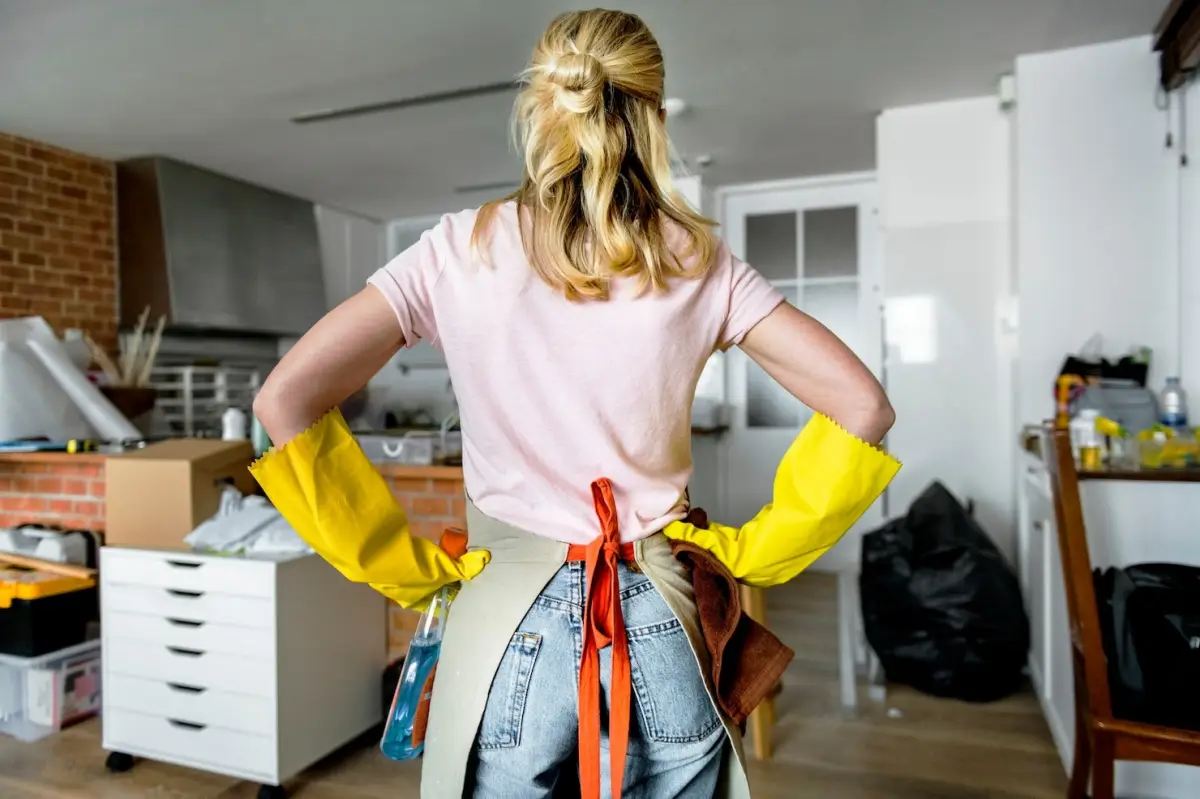 produits nettoyage t shirt rose jeans femme cuisine desordre rangement