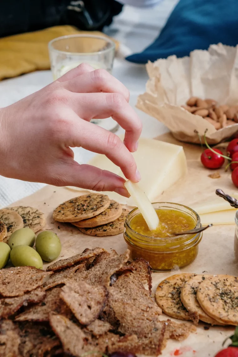 que mettre sur un plateau de fromages creckers fruits confiture