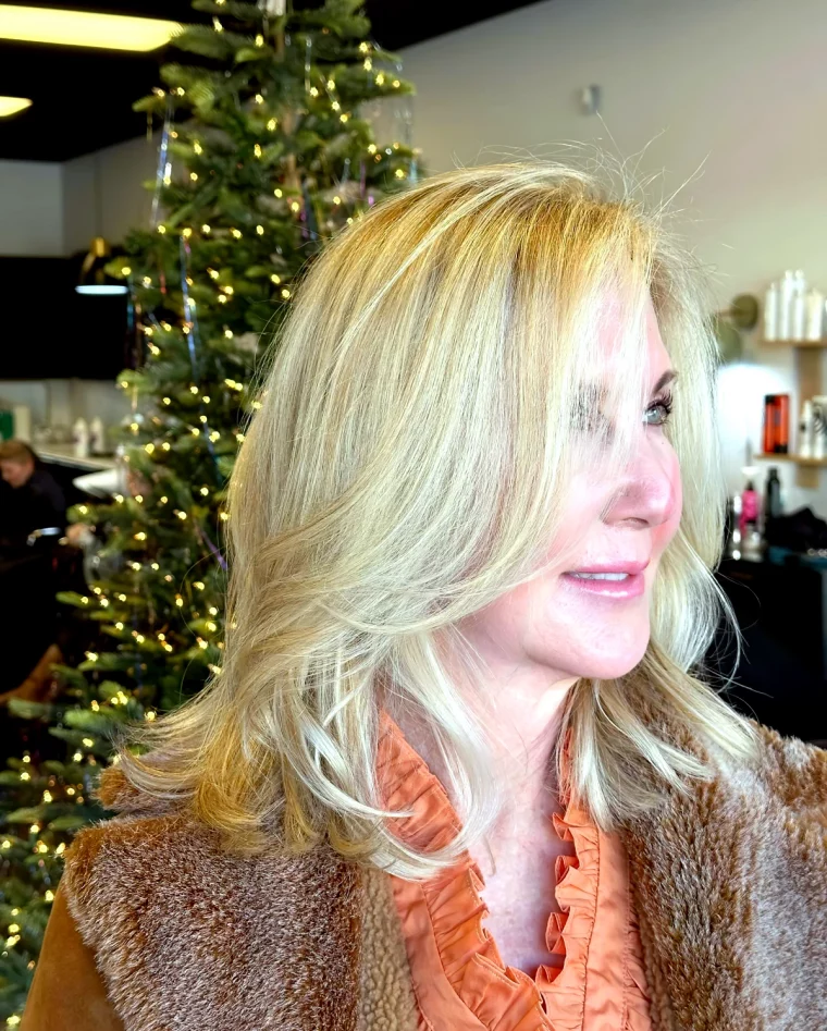 quelle coupe de cheveux convient a un double menton femme blonde 50 ans