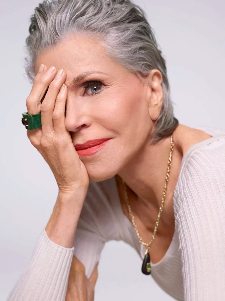 quelle coupe de cheveux courte femme 60 ans cheveux gris bijoux