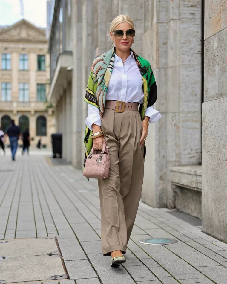 queue de cheval basse coiffure chic femme blonde 50 ans