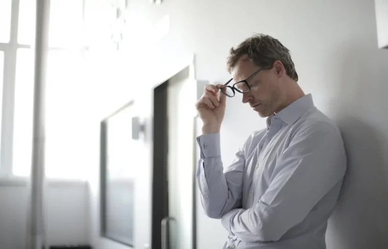 reflexion homme pensee mur blanc couloir fenetre lumiere lunettes de vue