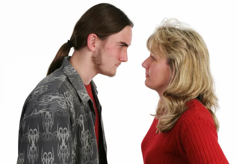 régler un conflit entre mère et fils et regagner sa confiance femme qui pince lesjoues desonfils