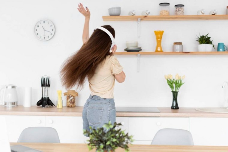 reorganiser sa cuisine etageres ouvertes bois plan travail deco blanc et bois horloge