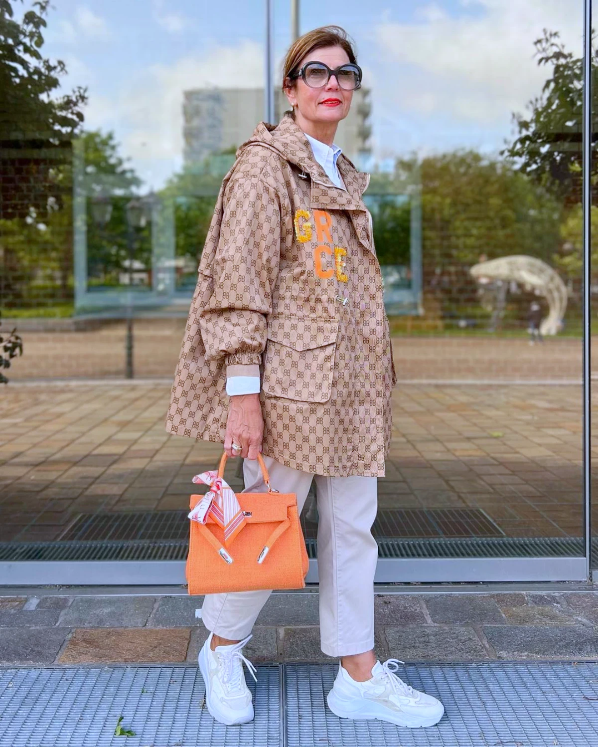 sac orange veste marron baskets blanches tenue femme 50 ans