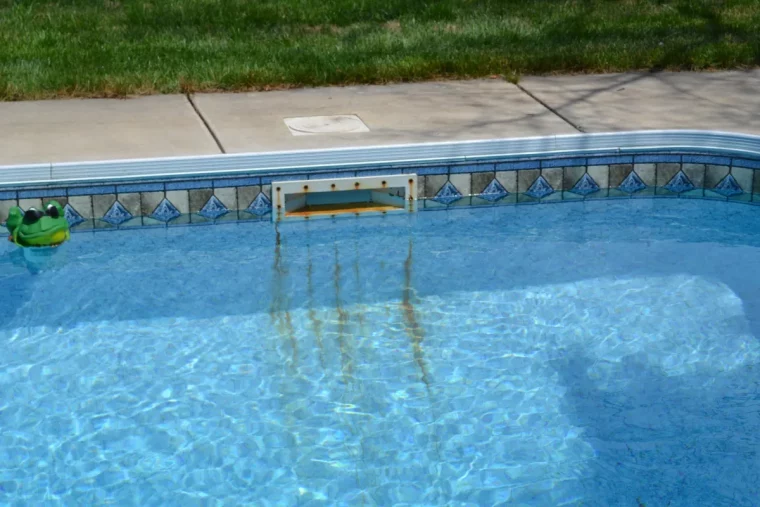 taches de rouille dans la piscine pelouse verte