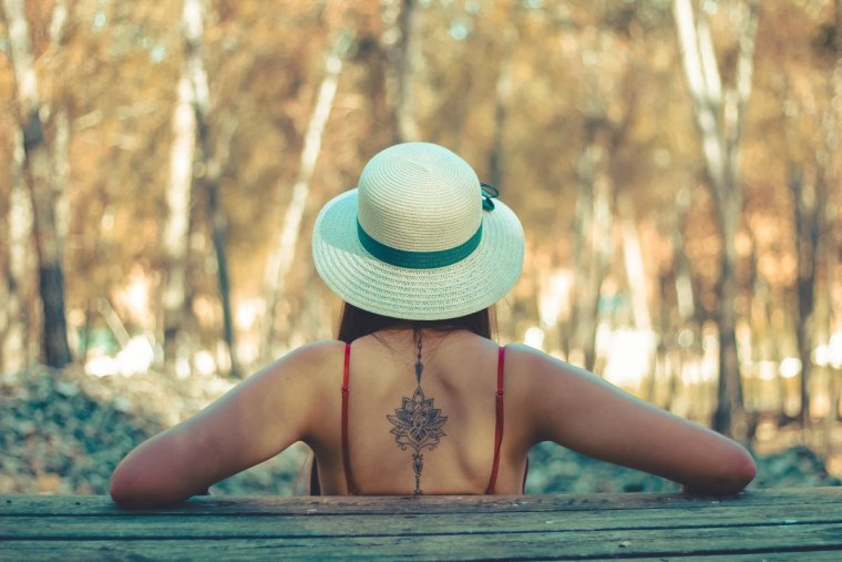tatouage fleur de lotus symbolique sur le dos