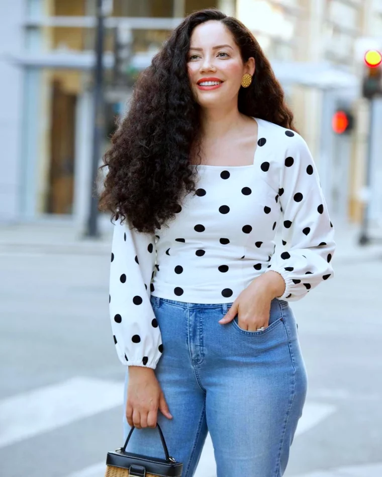 tendance top en pois noir et blanc jean mode femme ronde