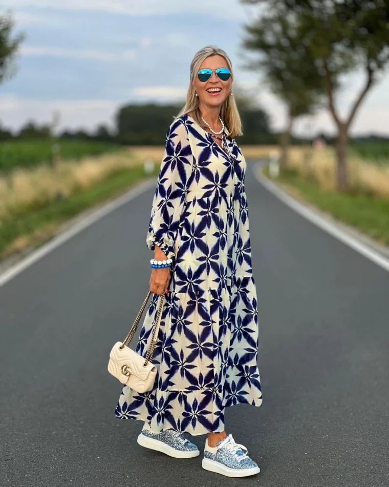 tendances baskets femme 60 ans robe blue longue baskets