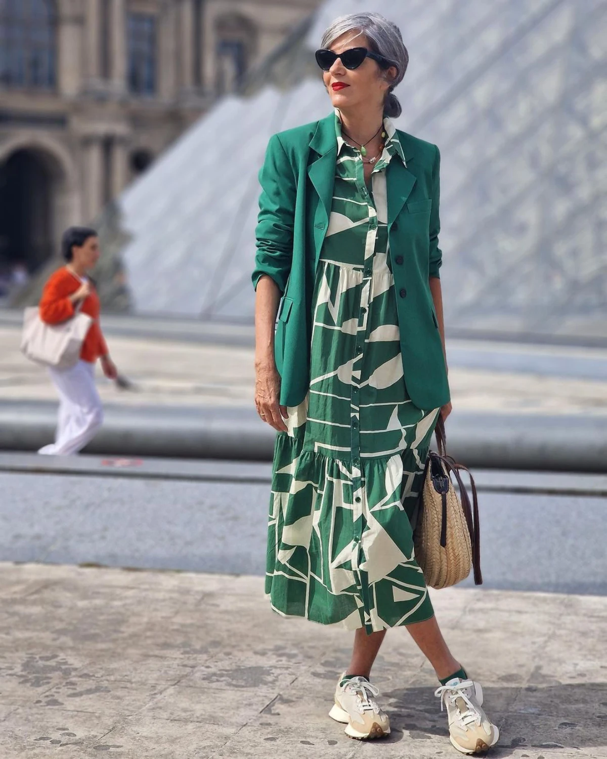 tendances femmes 60 ans baskets robe et blazer vert