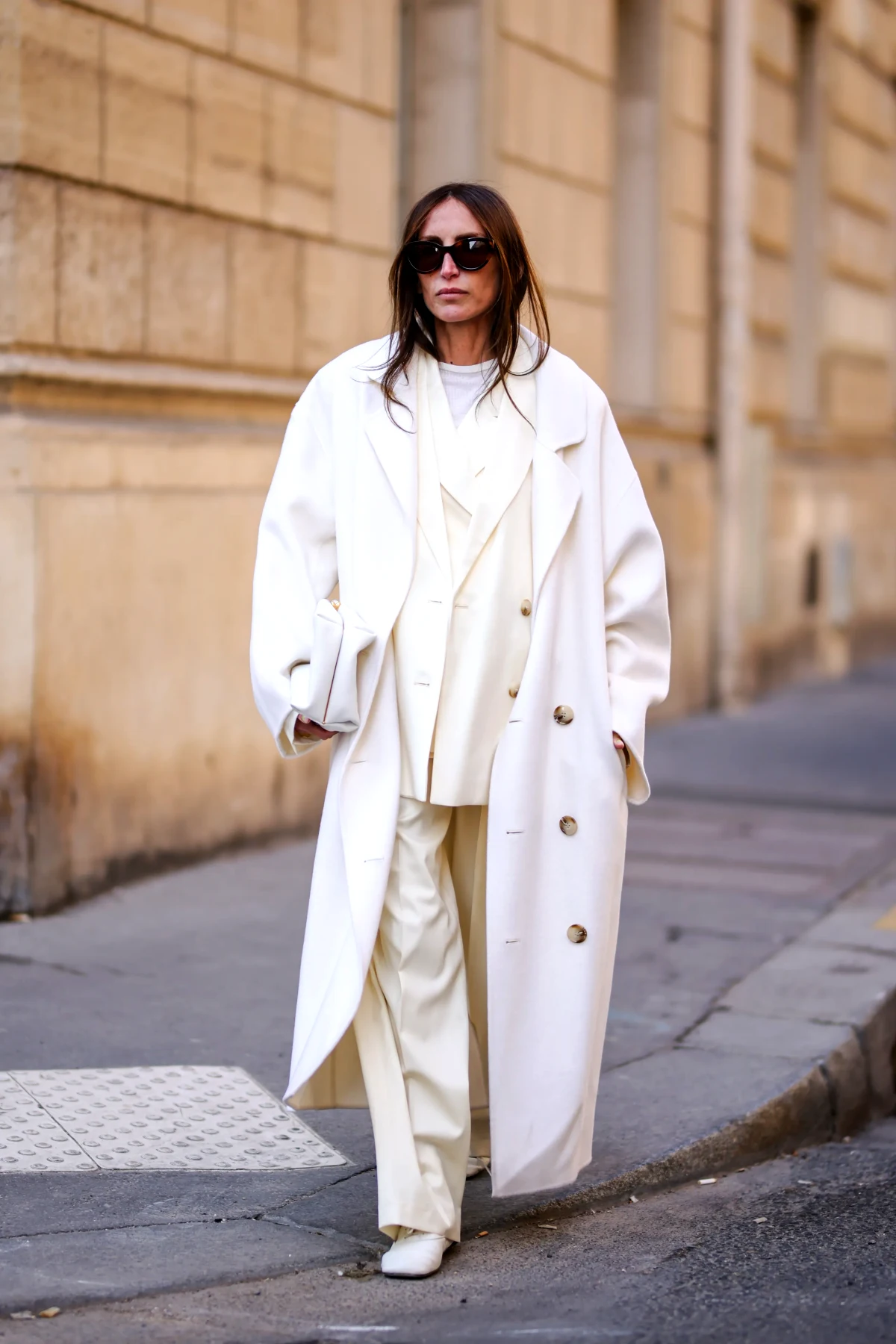 tendances minimalistes femme 50 ans total look blanc