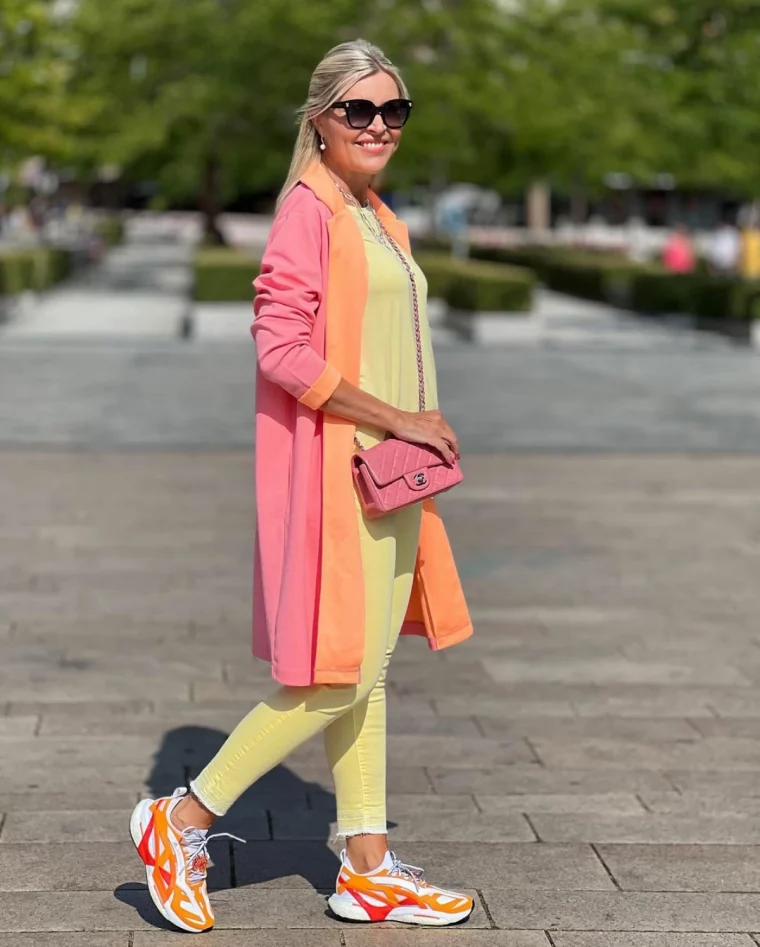 tendances mode femme 2023 baskets colores pull orange