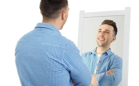 tenir tete a un narcissique homme seregarde dansun miroir