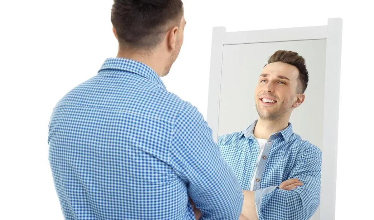 tenir tête à un narcissique homme seregarde dansun miroir