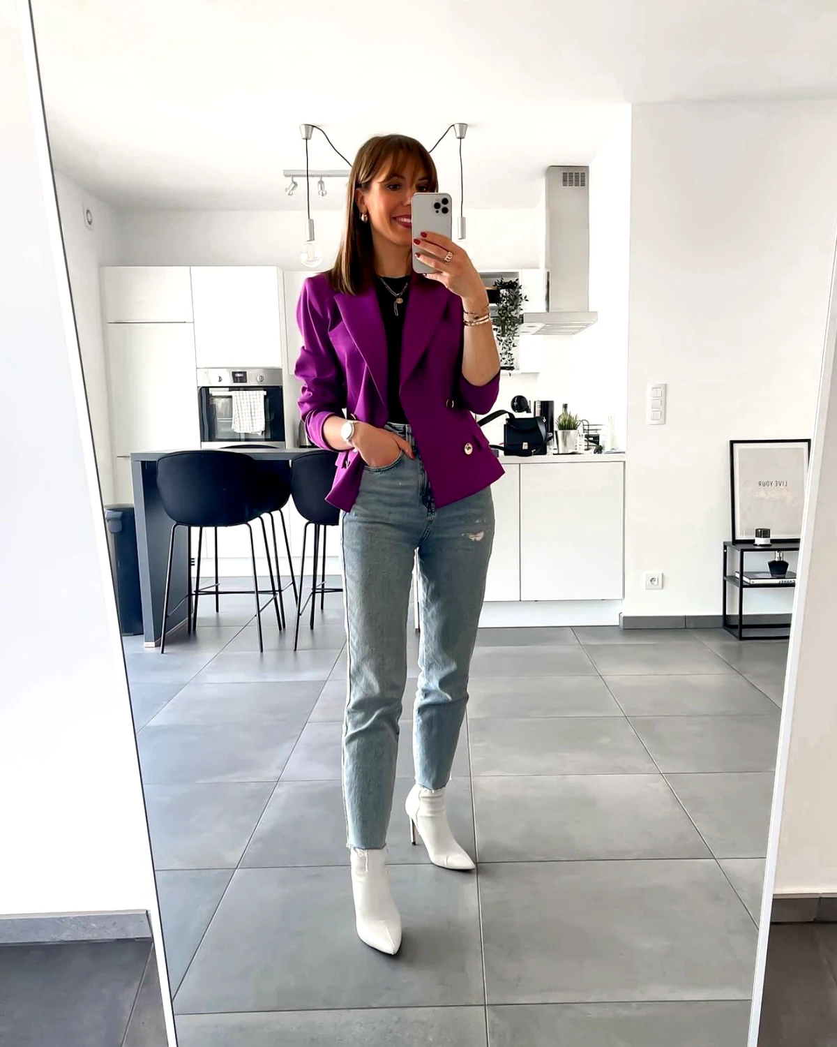 tenue avec blazer court violet jean et bottines blanches