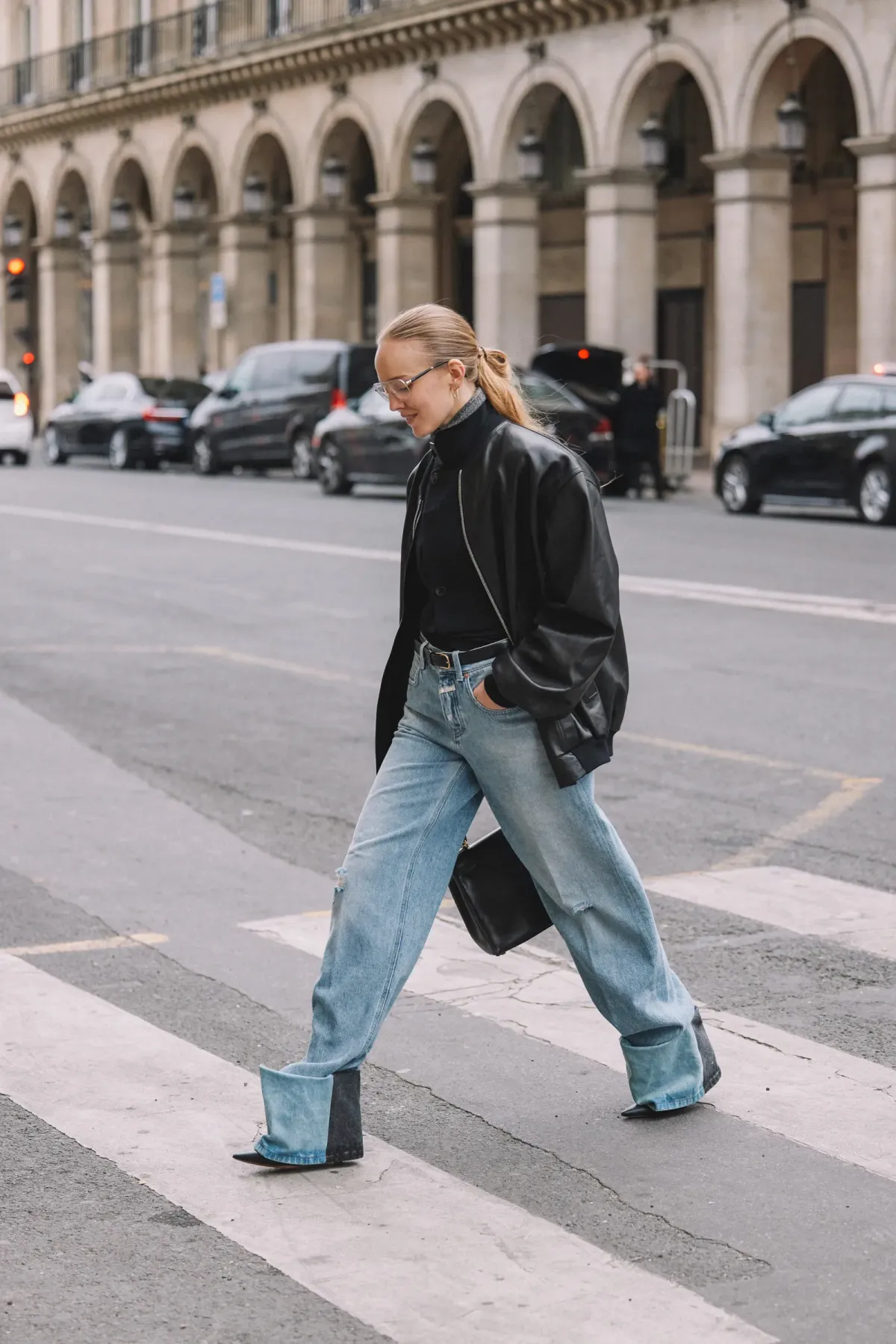tenue casual chic jean large talons hauts veste en cuir