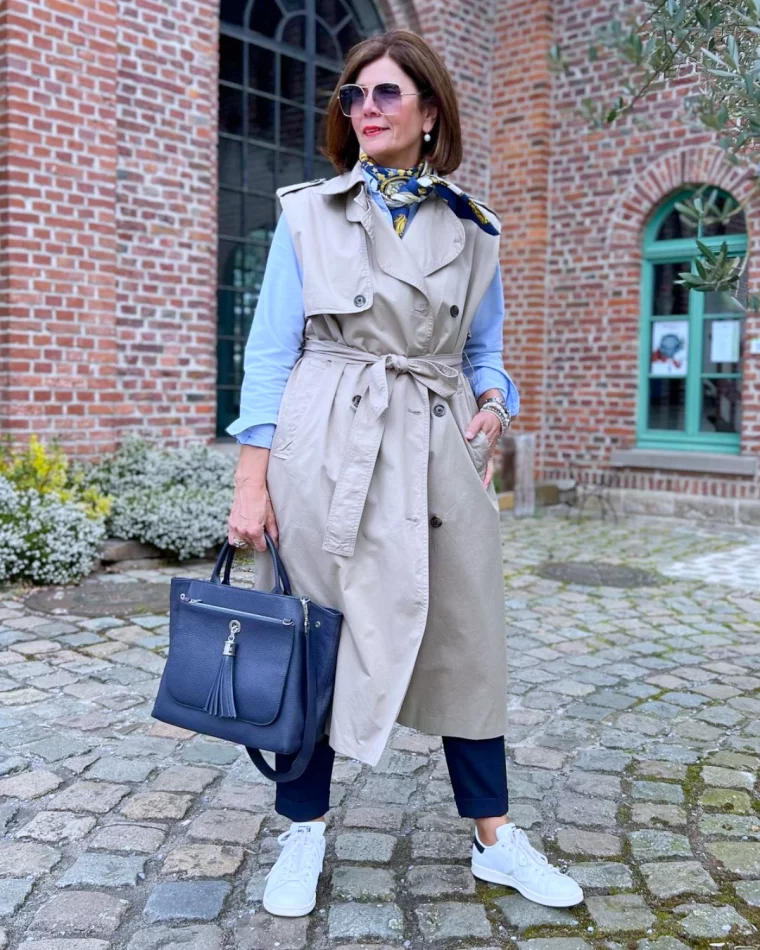 tenue d automne trench beige baskets blanches femme 60 ans