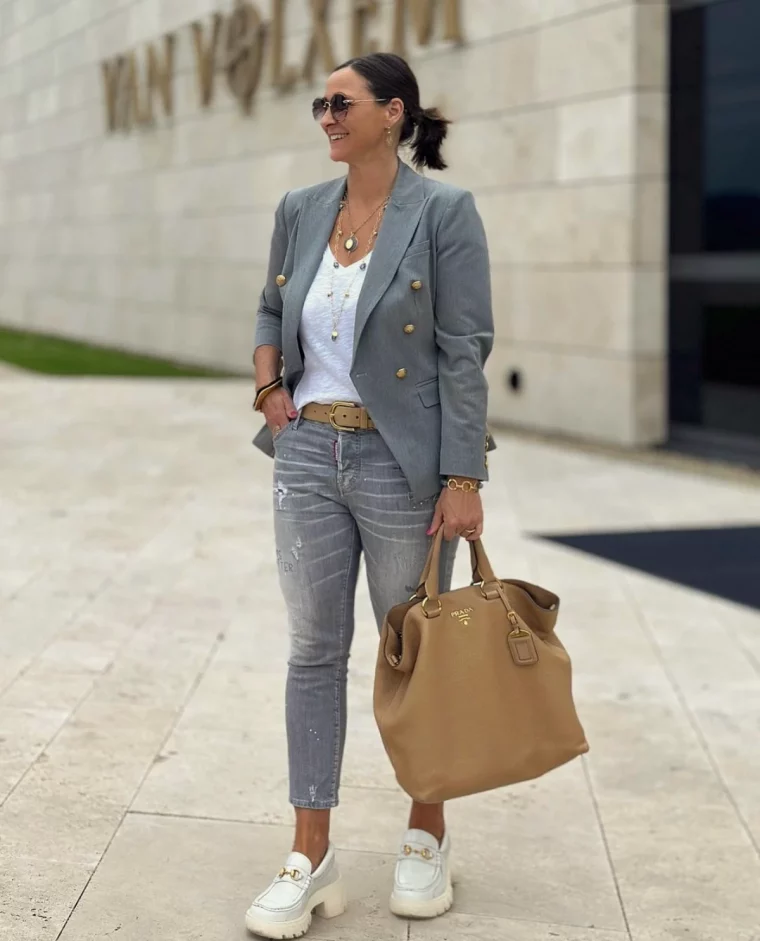 tenue femme 50 ans pour cacher le ventre veste jean sac beige