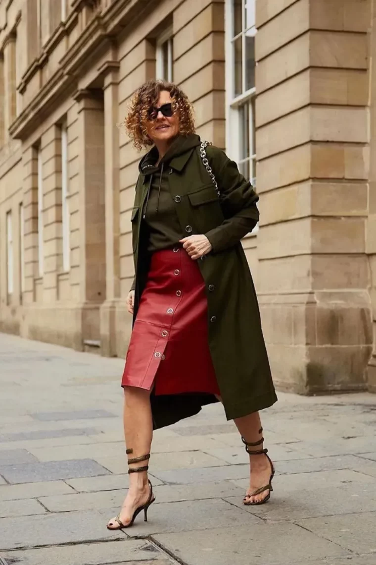tenue femme chic 50 ans jupe cuir rouge genoux et manteau vert olive