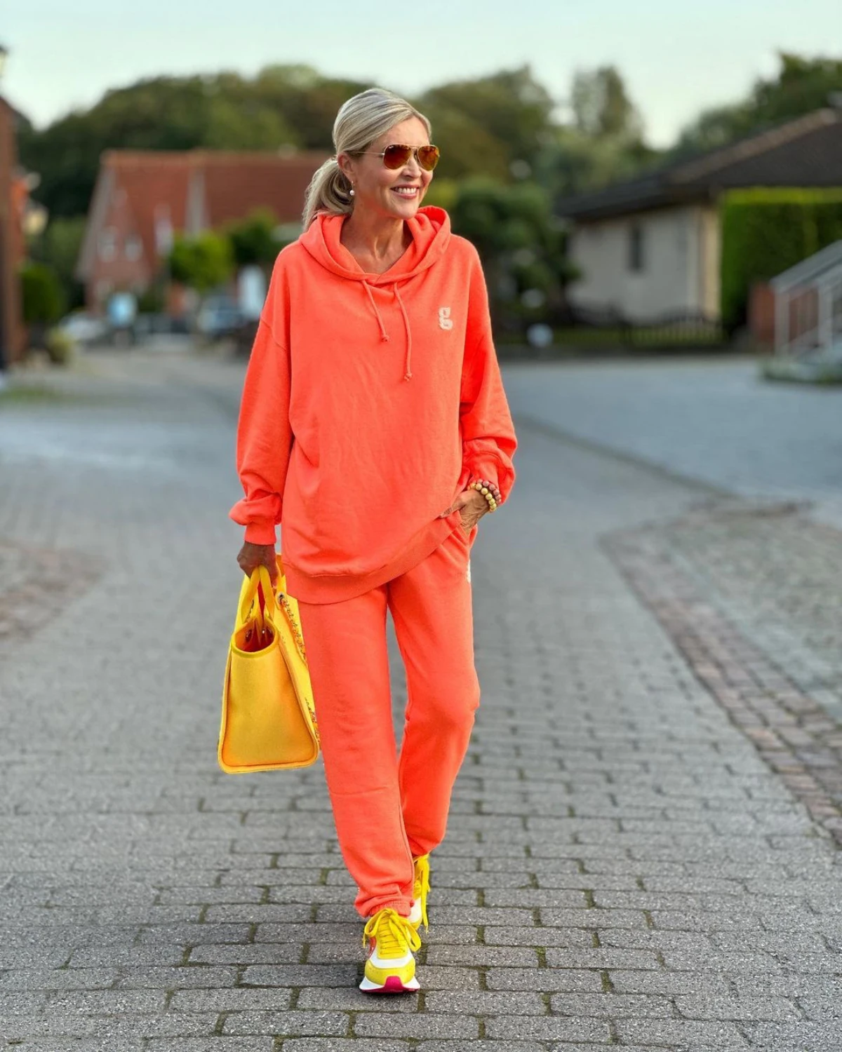tenue orange avec baskets jaunes tendance femme 50 ans