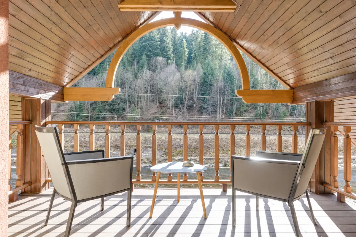 terrasse bois materiau bois auvent chaise table basse lumiere vue