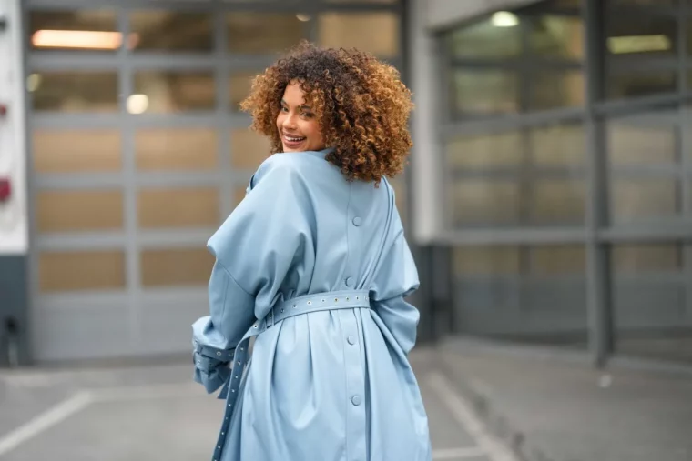 trench coat oversize en bleu clair femme aux cheveux frises