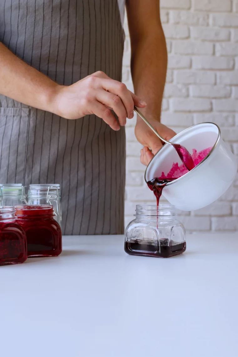 un homme qui fait une confiture sans sucre