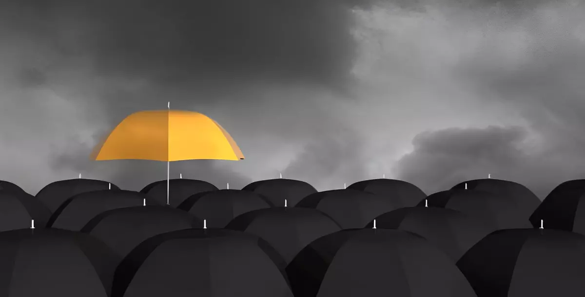 un parapluie jaune au dessus d une mer de parapluies noirs