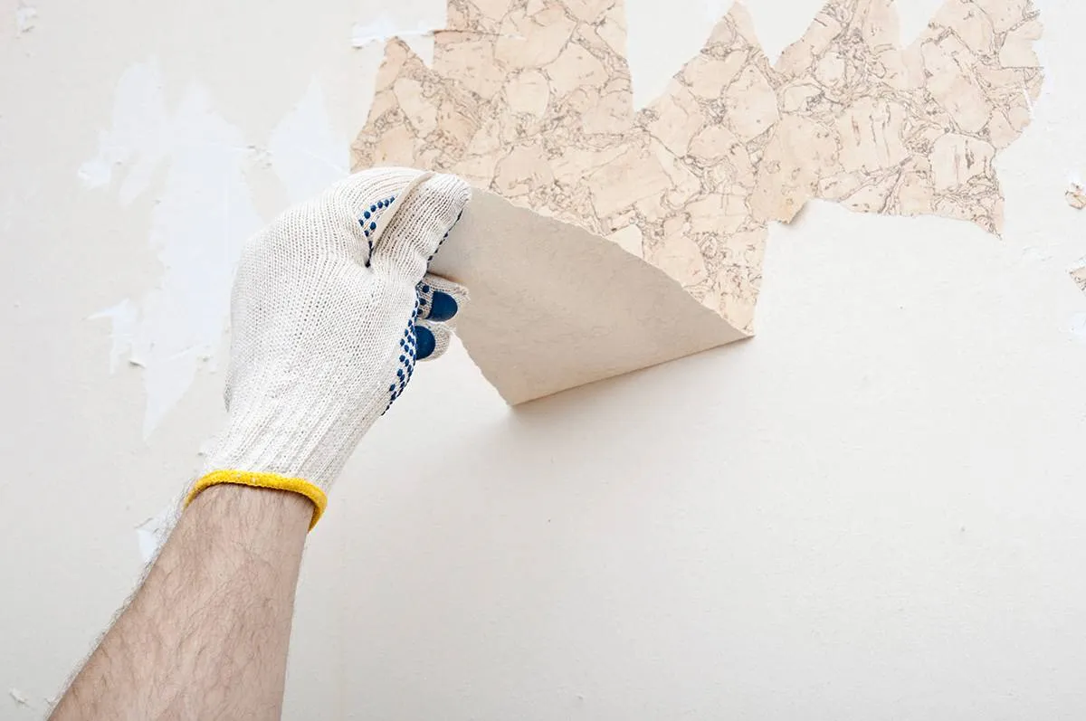 comment enlever du papier peint très difficile une maine decolle un morceau