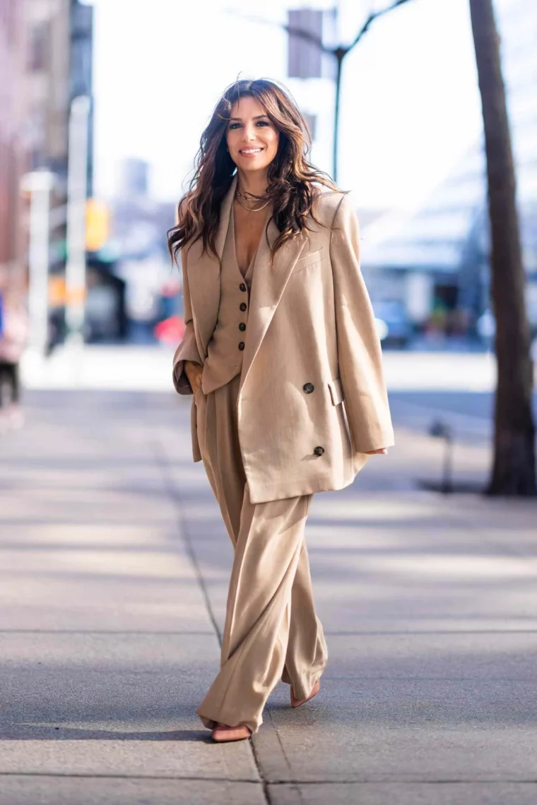 eva longoria en ensemble 3 pieces oversize en beige