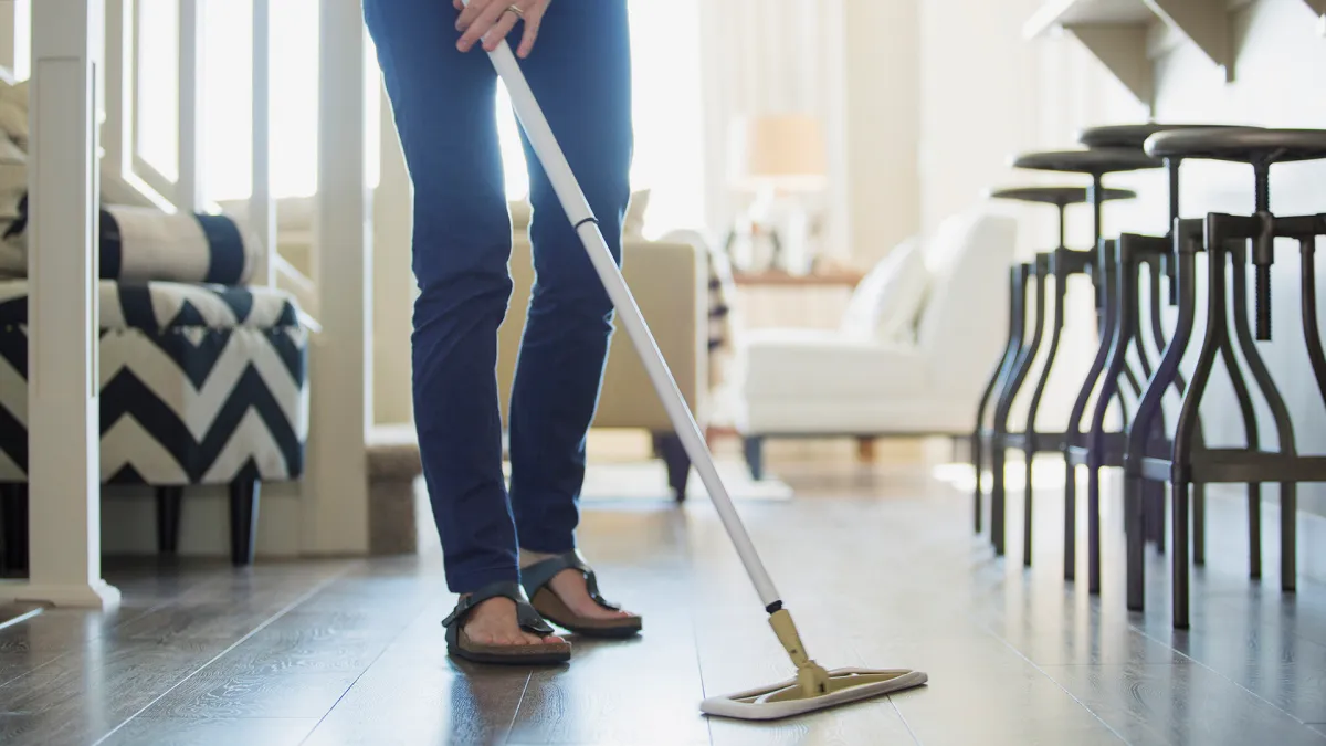 Évitez ces erreurs les plus courantes qu'on fait tous en faisant le ménage femme lave lesol