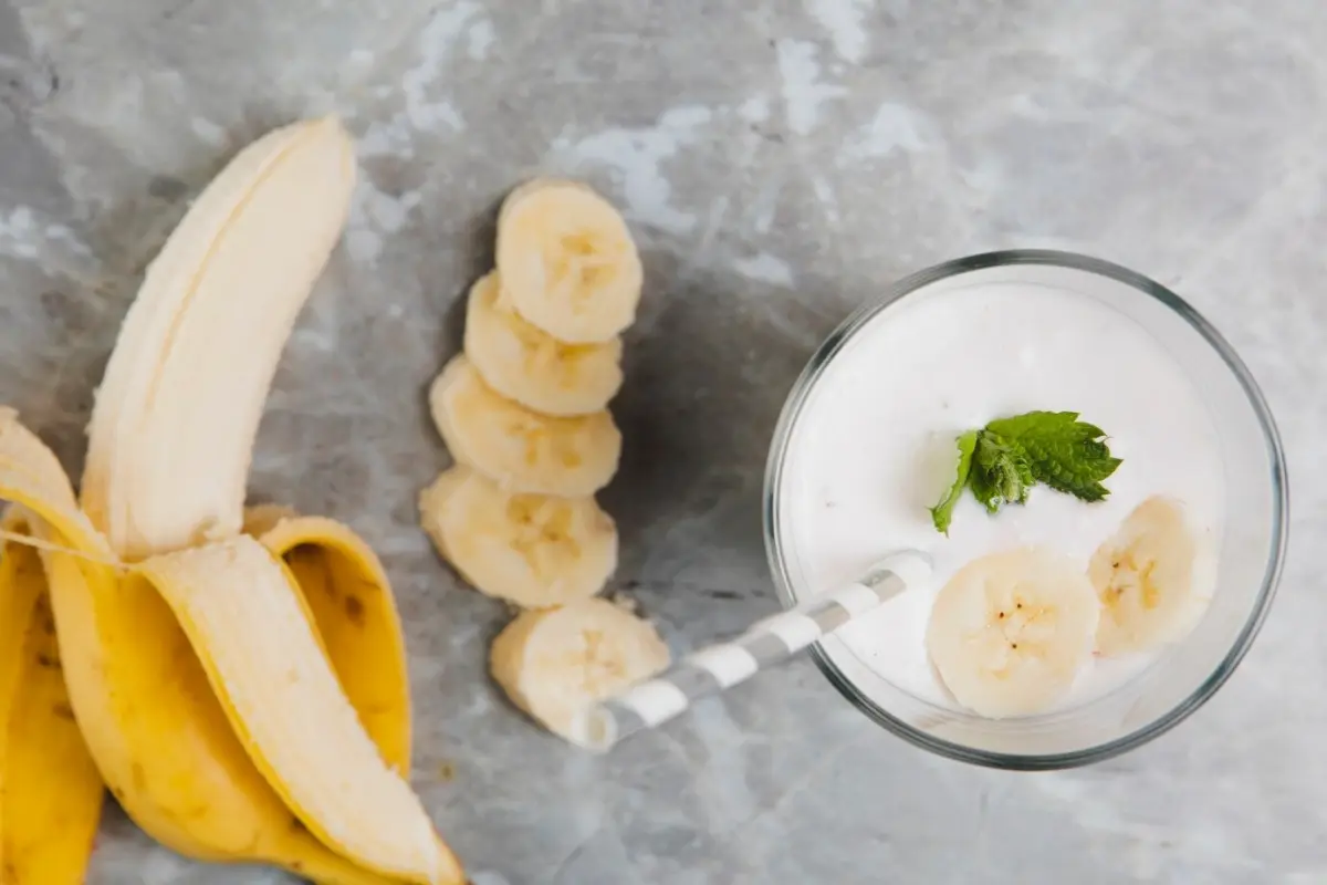 aliments plan travail pierre naturelle boisson verre smoothie lait banane