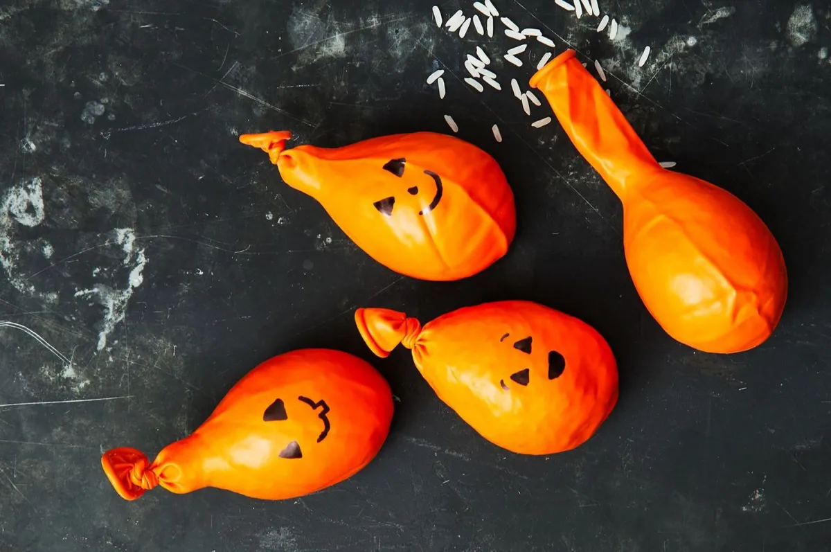 ballon orange dessin visage feutre noir diy anti stress halloween riz bricolage d halloween 2023